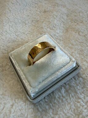 Unworn Melanie Casey 6mm 14k yellow gold Hammered Band, Size 8.5